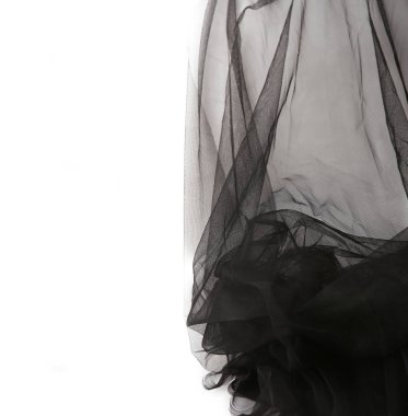 Beyaz arka plan üzerinde izole siyah tül malzemenin soyut kompozisyon. Tül kumaş ile kopya alanı şeklinde sallayarak.