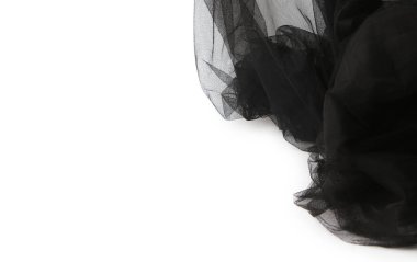 Beyaz arka plan üzerinde izole siyah tül malzemenin soyut kompozisyon. Tül kumaş ile kopya alanı şeklinde sallayarak.