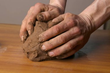 Modelleme doğal kil parça ellerinde. Heykel veya modelleme için kil malzeme ıslak.