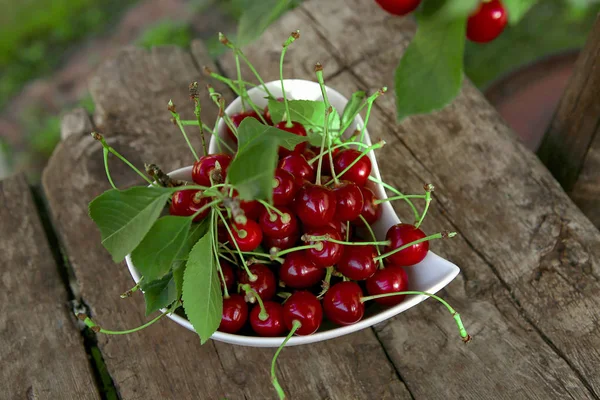 Kirschen Ernten Herzförmigem Teller Ländlichen Garten Kirschbeeren Schale Auf Holzplanke — Stockfoto