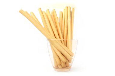 Ekmek izole üzerinde beyaz arka plan yapışır. Cam bardakta gevrek ekmek sopa.