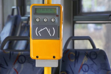 Bilet Validator, kamu otobüsüyle kart okuyucusu. Toplu taşıma araçlarında sürmek için ödeme yapmak için toplu taşıma kartlarını okuma ve tarama cihazı. 
