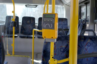 Bilet Validator, kamu otobüsüyle kart okuyucusu. Toplu taşıma araçlarında sürmek için ödeme yapmak için toplu taşıma kartlarını okuma ve tarama cihazı. 
