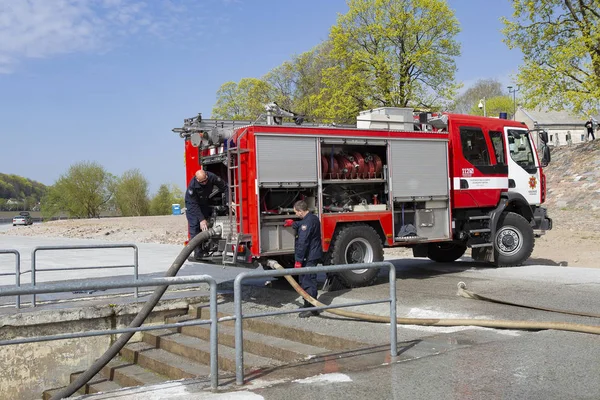 2019年4月25日 立陶宛考纳斯 消防队在一次紧急演习中 消防队员正在河边测试消防软管 — 图库照片