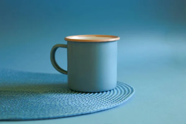 Blauer Metallbecher Auf Blauem Hintergrund Leere Vintage Tasse Auf Blau — Stockfoto