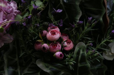 Güzel yapay çiçek şakayık kapatın. Plastik gerçekçi çiçek ve bitkiler duvar arka plan.