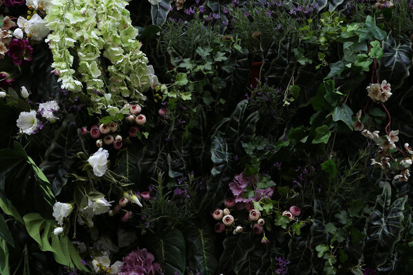 Закрыть красивыми искусственными цветами пионы. Пластиковые реалистичные цветы и растения
.