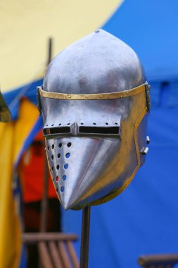 Ortaçağ şövalye kaskı. Ortaçağ şövalye turnuvasında demir kask.