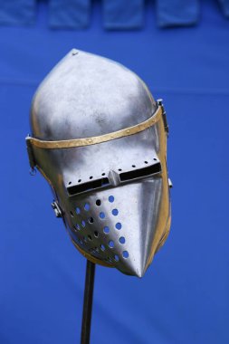 Ortaçağ şövalye kaskı. Ortaçağ şövalye turnuvasında demir kask.
