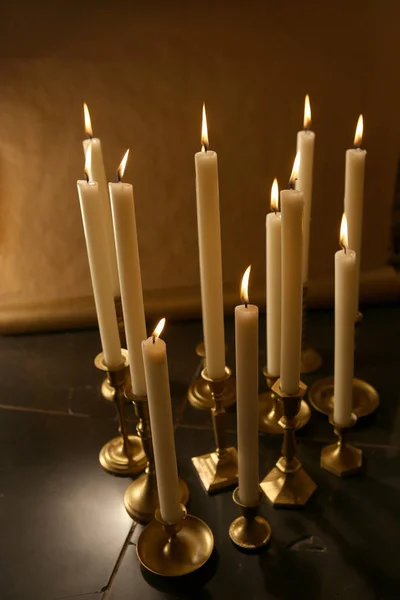 在室内用复古烛台燃着蜡烛 黑暗背景下的烛光 — 图库照片