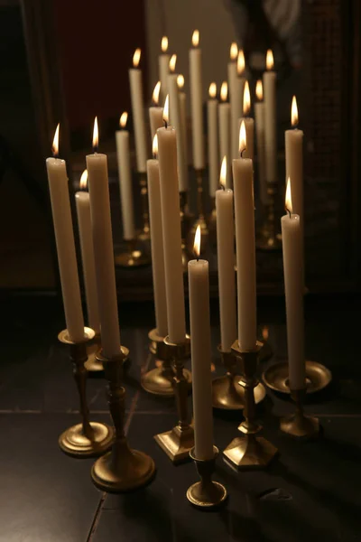 Brennende Kerzen Retro Kerzenständern Drinnen Kerzenlichter Vor Dunklem Hintergrund lizenzfreie Stockfotos