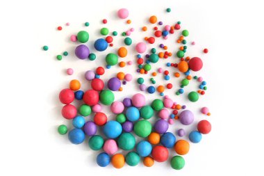 Soyut renkli plastik toplar beyaz arka planda izole edilmiş. Topların çoğu kilden yapılmıştır.