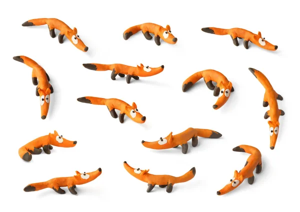 一组可爱的狐狸 由塑料制成 在白色背景上隔离 粘土模型手工制作的橙色狐狸雕像 — 图库照片