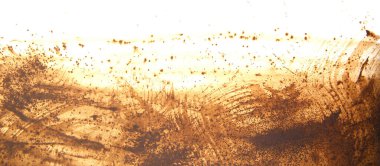 Soyut el boyası arka plan. Sanat yaratıcı afişi. Grunge fırça darbeleri beyazda izole. Potasyum permanganatla boyanmış..