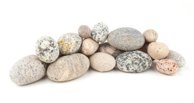 Beyaz zemine izole edilmiş deniz pürüzsüz oval çakıl taşları. Yuvarlak çakıl yığını..