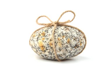 Beyaz arka planda yay ile deniz pürüzsüz oval çakıl taşı. Baltık deniz sahilinden yuvarlak çakıl taşı. Hediye, dekorasyon veya Paskalya konsepti.