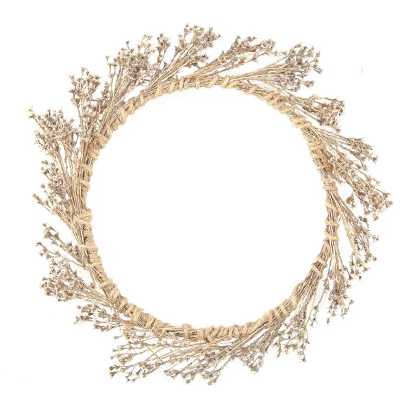 乾燥した草の苔の白い背景に隔離されたリース 野生のハーブや花の装飾 ダイの概念 — ストック写真