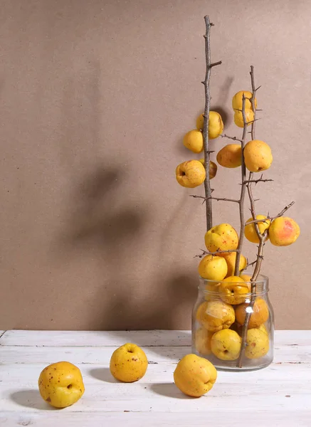 Composition Des Fruits Chaenomeles Dans Bocal Verre Avec Espace Copie — Photo