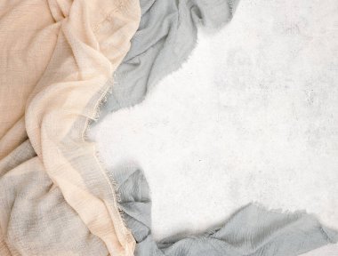 Taş zeminde gazlı bez. Çimento üzerine gri gazlı bez kumaş kopyalama alanı ile üst görünüm.