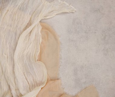 Taş zeminde gazlı bez. Çimento üzerine gri gazlı bez kumaş kopyalama alanı ile üst görünüm.