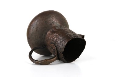 Beyaz arka planda izole edilmiş kaliteli pirinç sürahi vazo kupası. Eskimiş, dokulu bir sürahi..