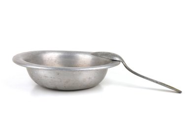 Beyaz arka planda alüminyum plaka ve kaşık izole edilmiş. Eski moda kase..