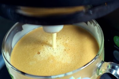 Kahve makinesi ile köpüklü taze kahve yapma