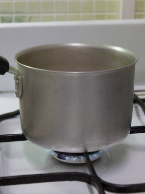 gaz sobası üzerinde duran alüminyum kova görünümü