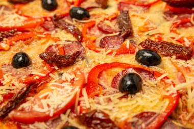 Arka plan pizzası. sosis peynir ve biber zeytin ile pizza doku