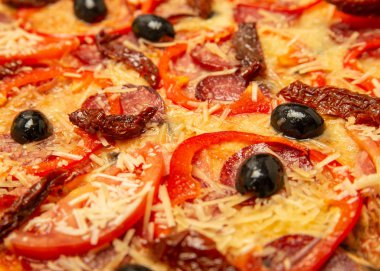Arka plan pizzası. sosis peynir ve biber zeytin ile pizza doku