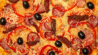 Arka plan pizzası. sosis peynir ve biber zeytin ile pizza doku