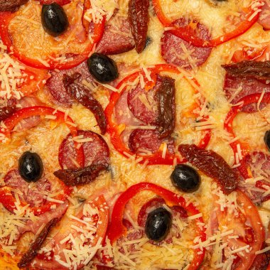 Arka plan pizzası. sosis peynir ve biber zeytin ile pizza doku
