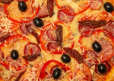 Arka plan pizzası. sosis peynir ve biber zeytin ile pizza doku