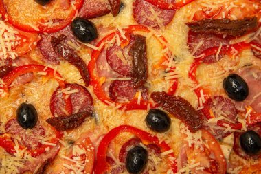 Arka plan pizzası. sosis peynir ve biber zeytin ile pizza doku