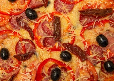 Arka plan pizzası. sosis peynir ve biber zeytin ile pizza doku