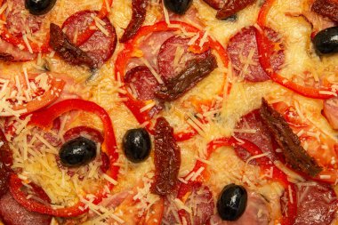 Arka plan pizzası. sosis peynir ve biber zeytin ile pizza doku