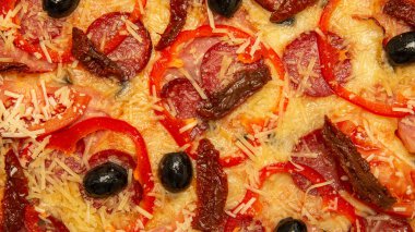Arka plan pizzası. sosis peynir ve biber zeytin ile pizza doku