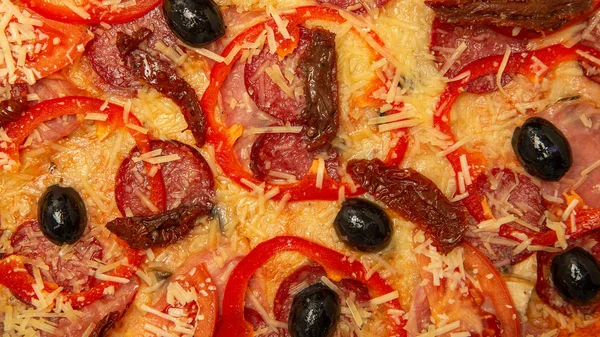 Pizza de fundo. textura de pizza com queijo de linguiça e azeitonas de pimenta — Fotografia de Stock