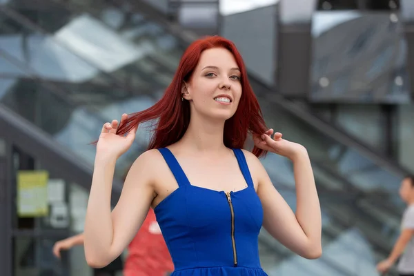 Bonita Joven Con Maravilloso Sentido Del Humor Pelo Rojo Vestido —  Fotos de Stock