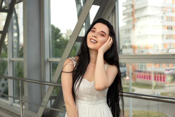 Portrett Vakker Brunette Lys Kjole Gaten Fotgjengerovergang Sommerdag – stockfoto