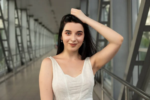 Retrato Uma Bela Morena Vestido Leve Rua Uma Travessia Pedestre — Fotografia de Stock