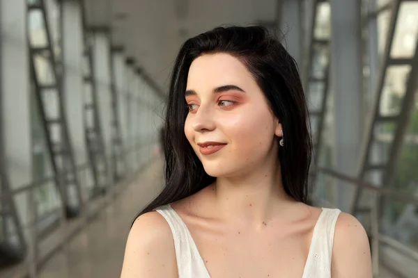 Portrait Une Belle Brune Robe Légère Dans Rue Dans Passage — Photo