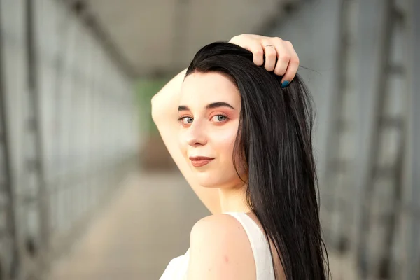 Retrato Uma Bela Morena Vestido Leve Rua Uma Travessia Pedestre — Fotografia de Stock