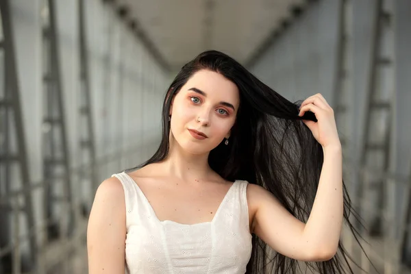 Retrato Uma Bela Morena Vestido Leve Rua Uma Travessia Pedestre — Fotografia de Stock