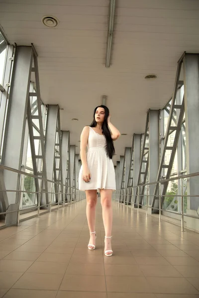 Retrato Uma Bela Morena Vestido Leve Rua Uma Travessia Pedestre — Fotografia de Stock