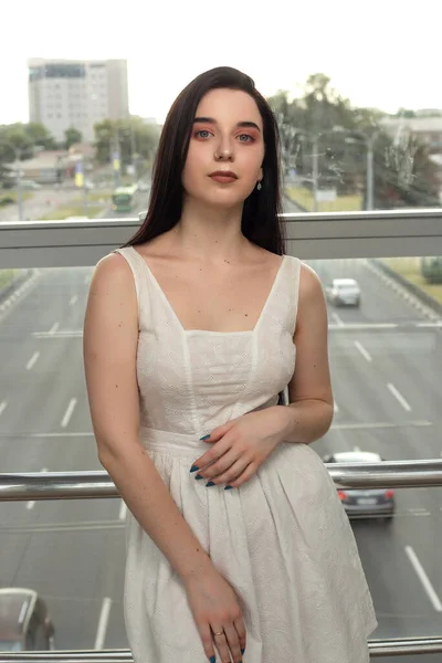 Πορτρέτο Μιας Όμορφης Μελαχρινής Ένα Ελαφρύ Φόρεμα Στο Δρόμο Μια — Φωτογραφία Αρχείου