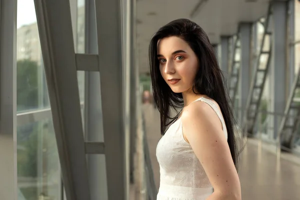 Retrato Una Hermosa Morena Vestido Ligero Calle Cruce Peatonal Día — Foto de Stock