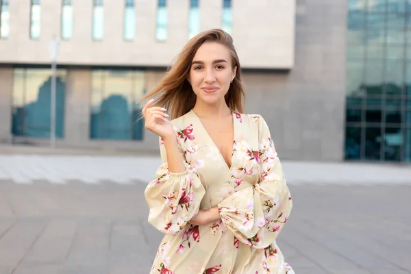 Retrato Uma Bela Jovem Fundo Centro Negócios Azul Vestido Com — Fotografia de Stock