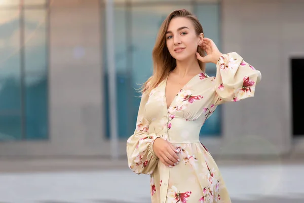 Retrato Una Hermosa Joven Sobre Fondo Centro Negocios Azul Vestido — Foto de Stock