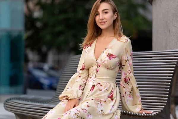 Retrato Uma Bela Jovem Fundo Centro Negócios Azul Vestido Com — Fotografia de Stock